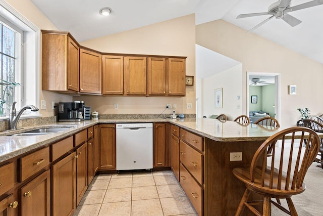 kitchen with a peninsula, lofted ceiling, ceiling fan, a kitchen bar, and dishwasher