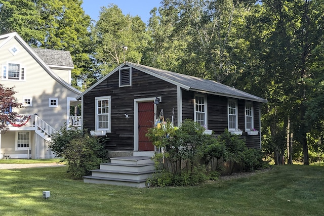 view of front of house with a front yard