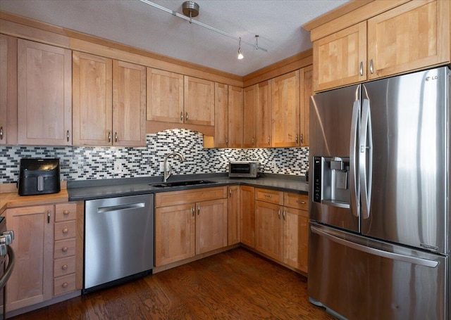 kitchen with stainless steel appliances, sink, dark hardwood / wood-style floors, and decorative backsplash