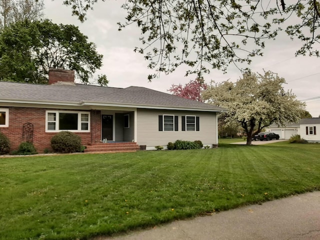 ranch-style house featuring a front lawn