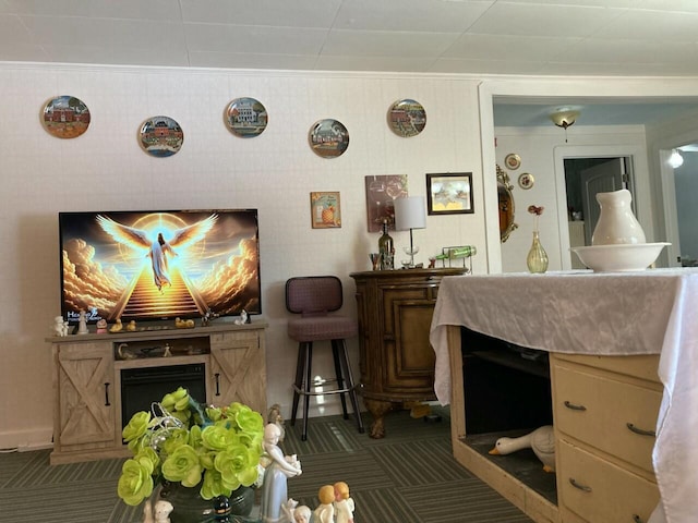 sitting room with carpet