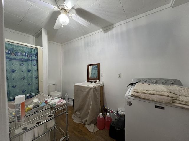 full bath featuring a shower with shower curtain, toilet, ceiling fan, vanity, and wood finished floors