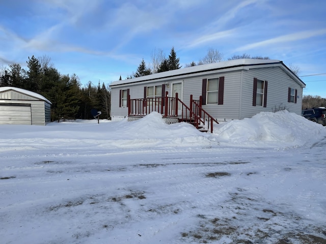 manufactured / mobile home featuring a detached garage and an outdoor structure