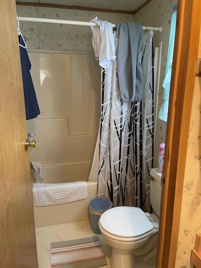 full bath featuring toilet, wallpapered walls, and shower / bathtub combination with curtain