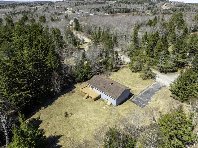 birds eye view of property featuring a forest view