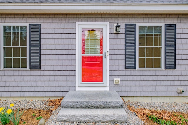 26 Townsend Ln, Boothbay, ME 04537 - property entrance with a shingled roof
