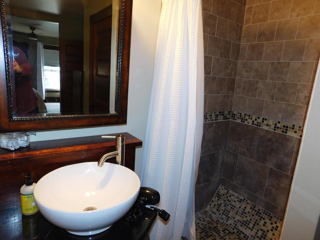 bathroom featuring a shower with curtain and sink