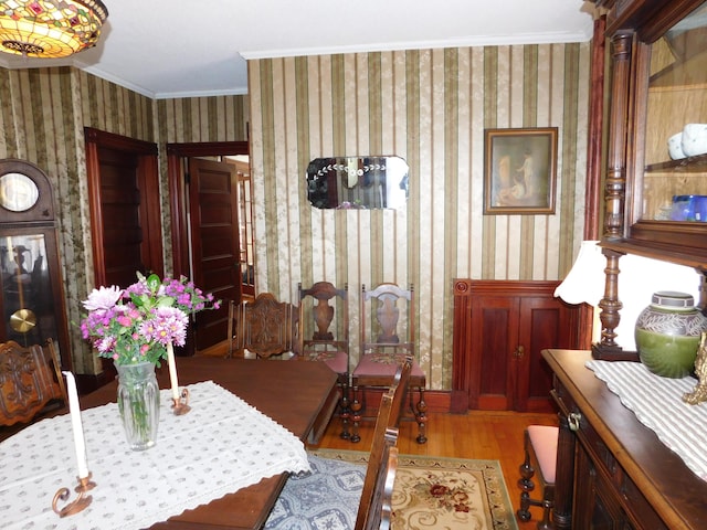 dining space featuring crown molding and light hardwood / wood-style floors