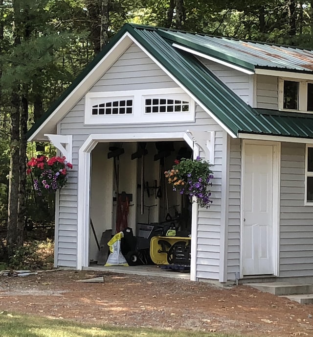 view of outdoor structure featuring an outbuilding