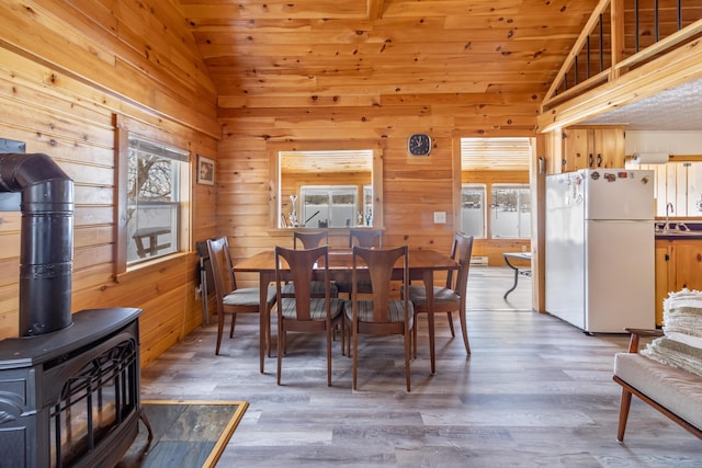 dining area featuring sink, vaulted ceiling, and plenty of natural light