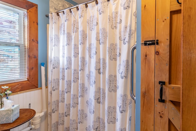 bathroom featuring a shower with shower curtain