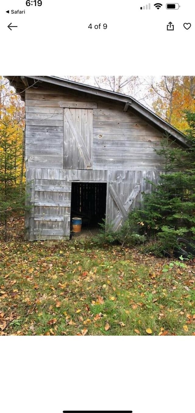 view of outdoor structure featuring an outbuilding