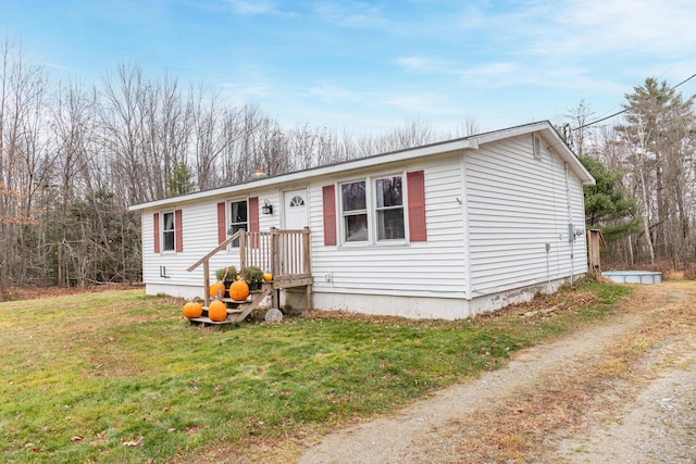 manufactured / mobile home with a front yard