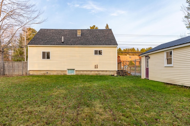 back of house featuring a lawn