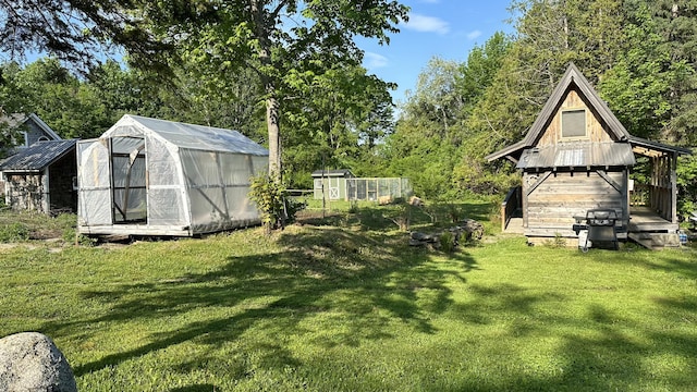 view of yard with an outbuilding