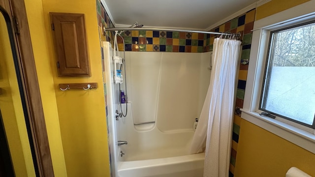 bathroom featuring shower / bath combo with shower curtain