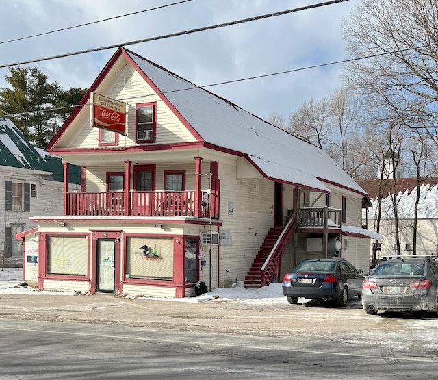 view of front of home featuring a balcony