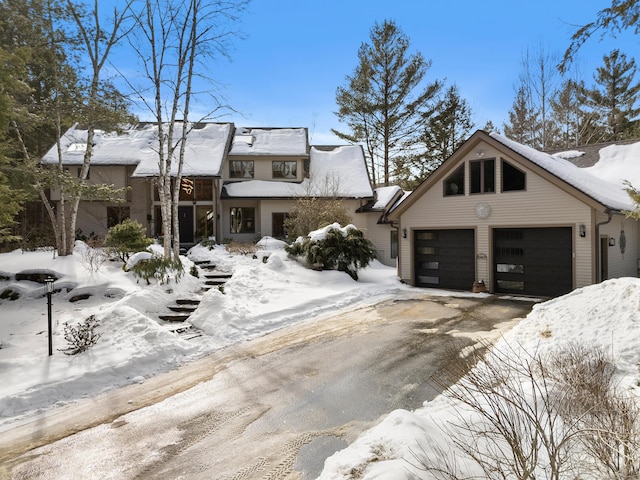 view of front facade with a garage and driveway