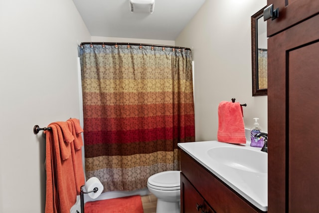 bathroom with a shower with shower curtain, vanity, and toilet