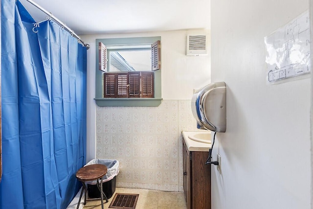 bathroom featuring vanity and a shower with curtain