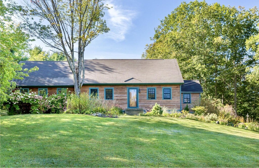 45 Beech Hill Rd, Freeport, ME 04032 - view of front facade with a front lawn