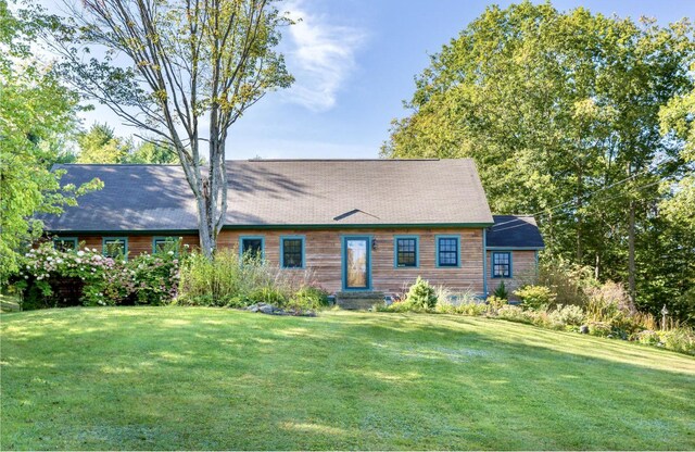 45 Beech Hill Rd, Freeport, ME 04032 - view of front facade with a front lawn