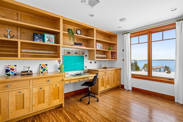 office with recessed lighting, visible vents, built in study area, wood finished floors, and baseboards