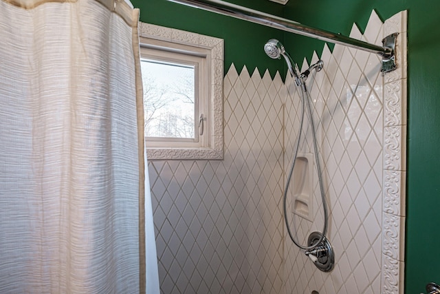 room details featuring a shower with curtain