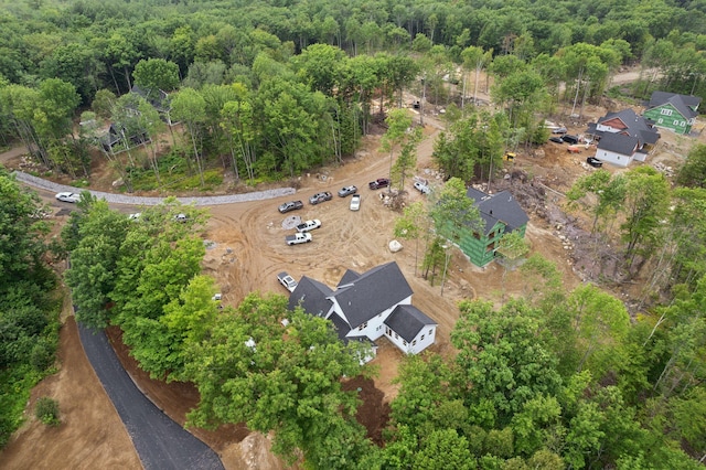 birds eye view of property featuring a forest view