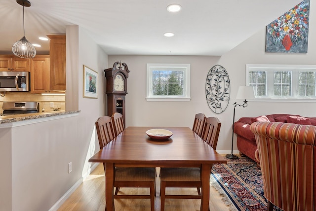 dining space featuring light wood-style floors, recessed lighting, and baseboards