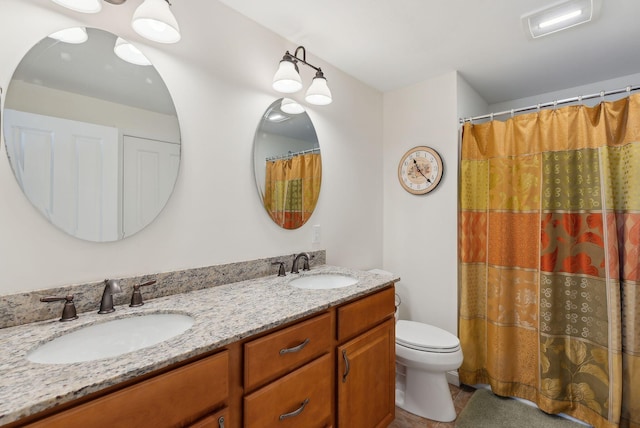 full bathroom featuring curtained shower, a sink, toilet, and double vanity