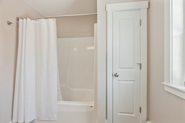 bathroom with shower / tub combo