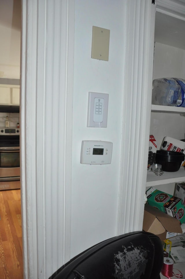 room details with electric stove
