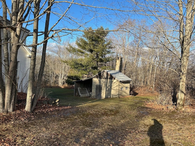 view of yard with an outbuilding and an outdoor structure