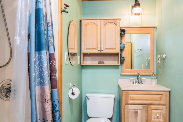 full bathroom featuring a shower with shower curtain, toilet, and vanity