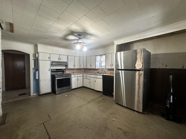 kitchen featuring arched walkways, stainless steel appliances, under cabinet range hood, white cabinetry, and a sink