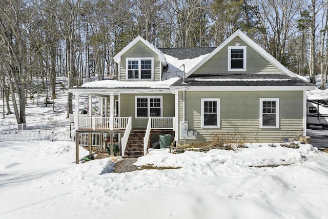 view of front facade with covered porch and fence