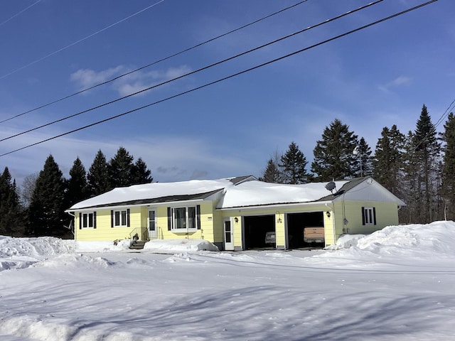 view of front facade featuring a garage