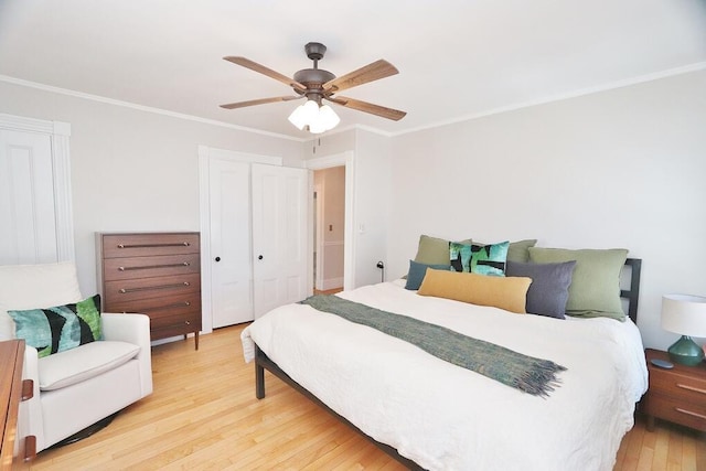 bedroom featuring crown molding, a closet, a ceiling fan, and wood finished floors