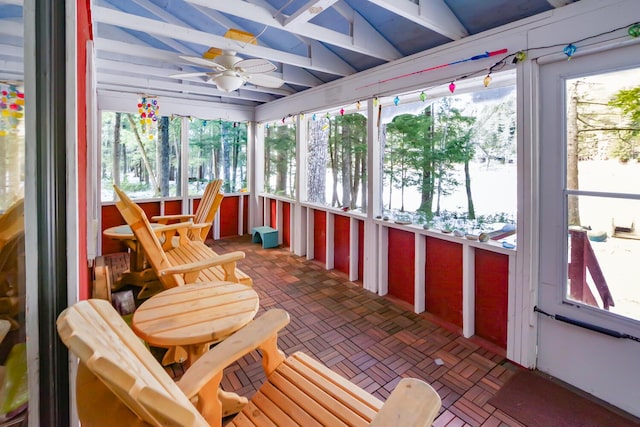 sunroom featuring a ceiling fan