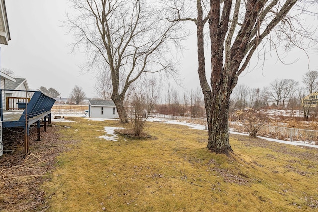 view of yard with an outdoor structure