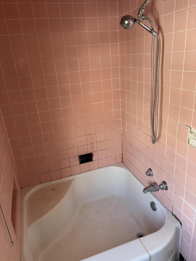 full bath with bathtub / shower combination