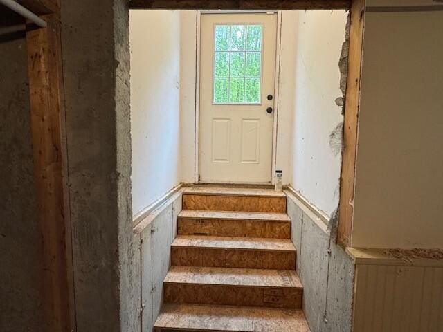 30 Hubbard St, Saco, ME 04072 - view of stairway
