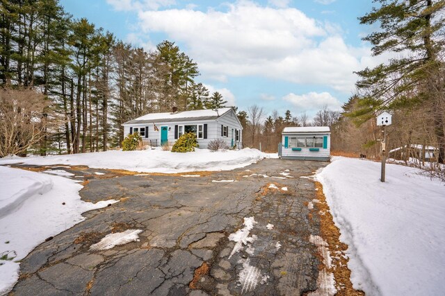 view of front of property with aphalt driveway