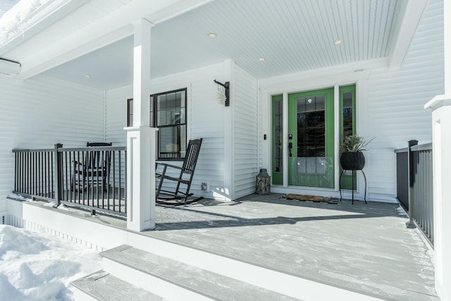 property entrance featuring a porch