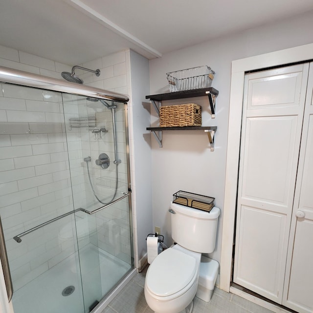 full bathroom featuring a shower stall and toilet