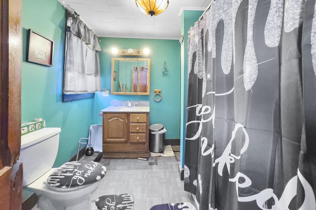 bathroom featuring ornamental molding, a shower with shower curtain, vanity, and toilet