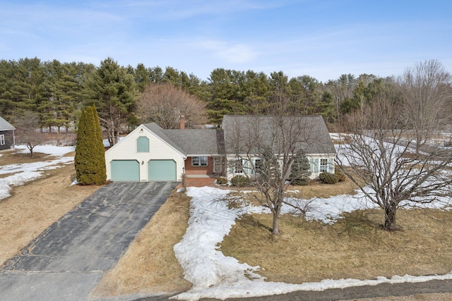 view of front of property featuring driveway