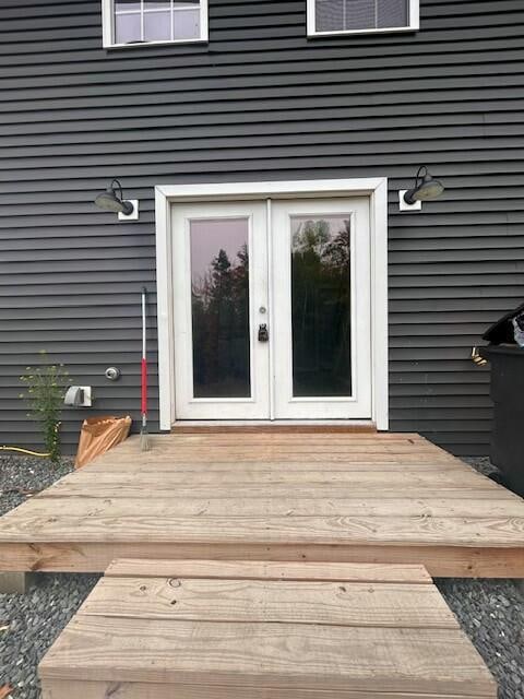 property entrance with a wooden deck