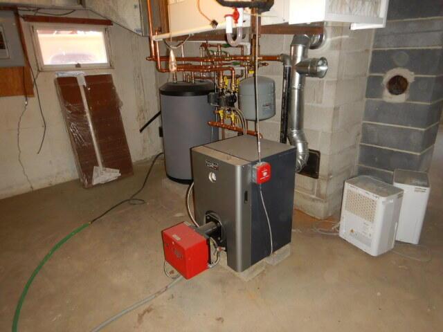 utilities featuring gas water heater and a heating unit